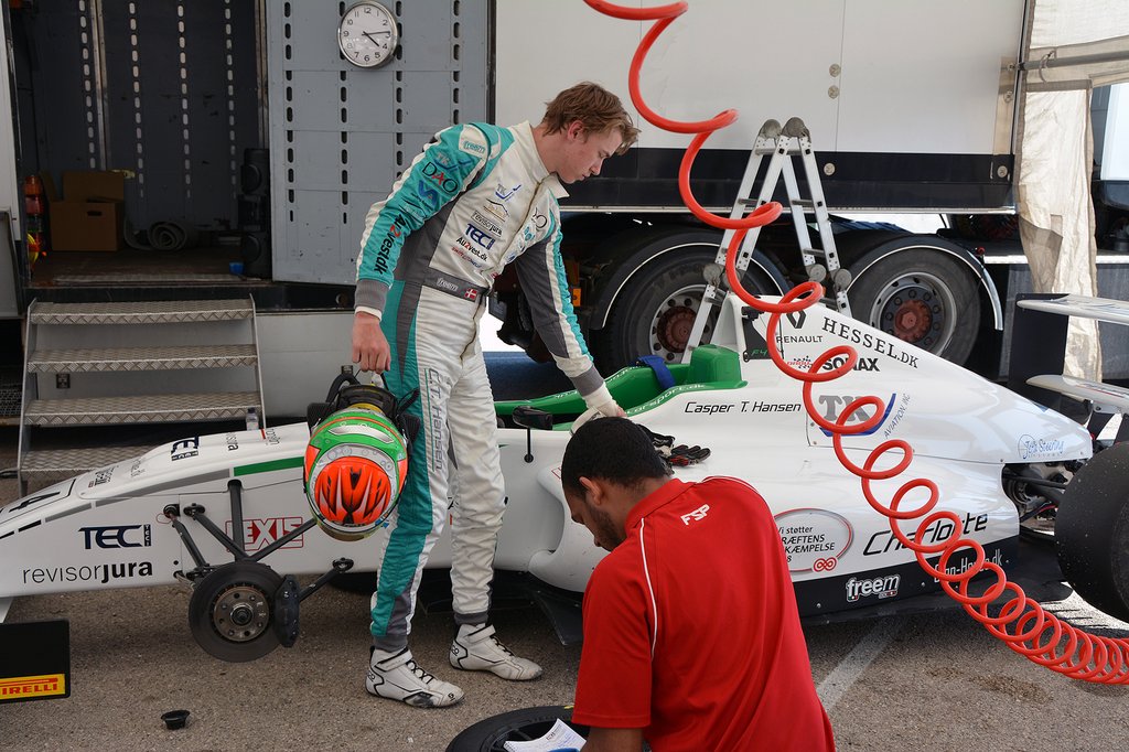 Der justeres på Formel 4 raceren og tages noter af Caspers tilbagemeldinger fra testen
(Foto: Paul Reuber)